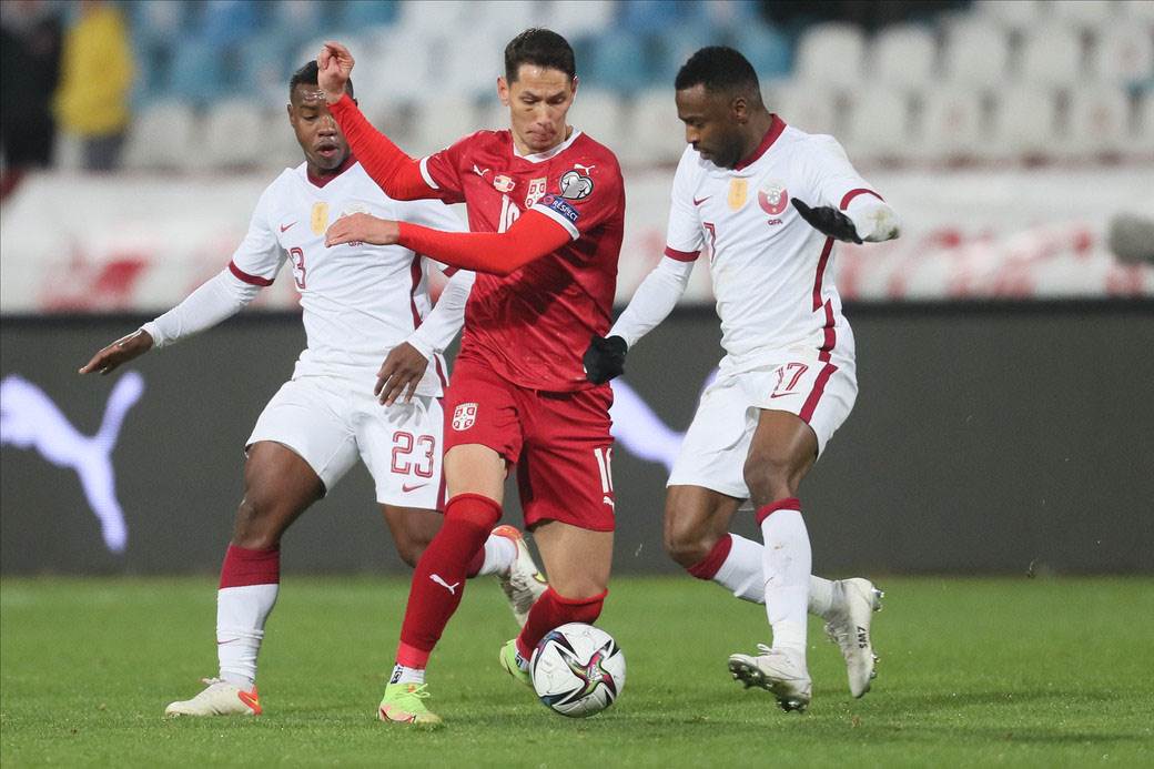 Prazan stadion na Srbija Katar 