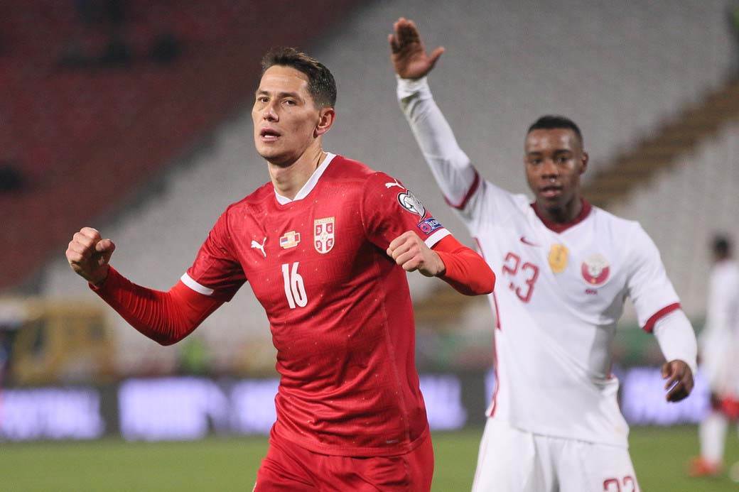 Prazan stadion na Srbija Katar 