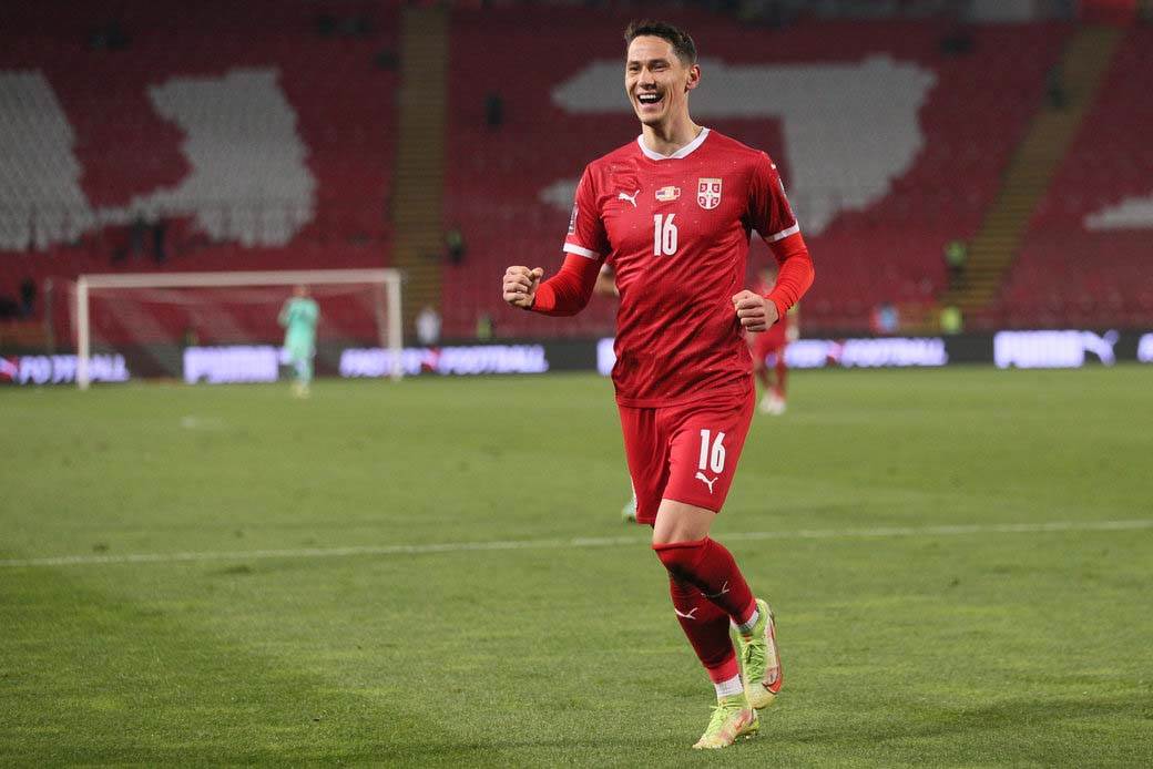 Prazan stadion na Srbija Katar 