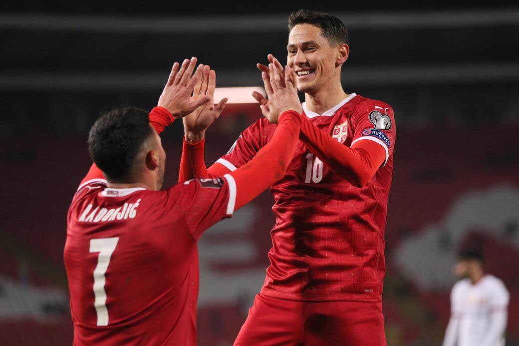 Prazan stadion na Srbija Katar 