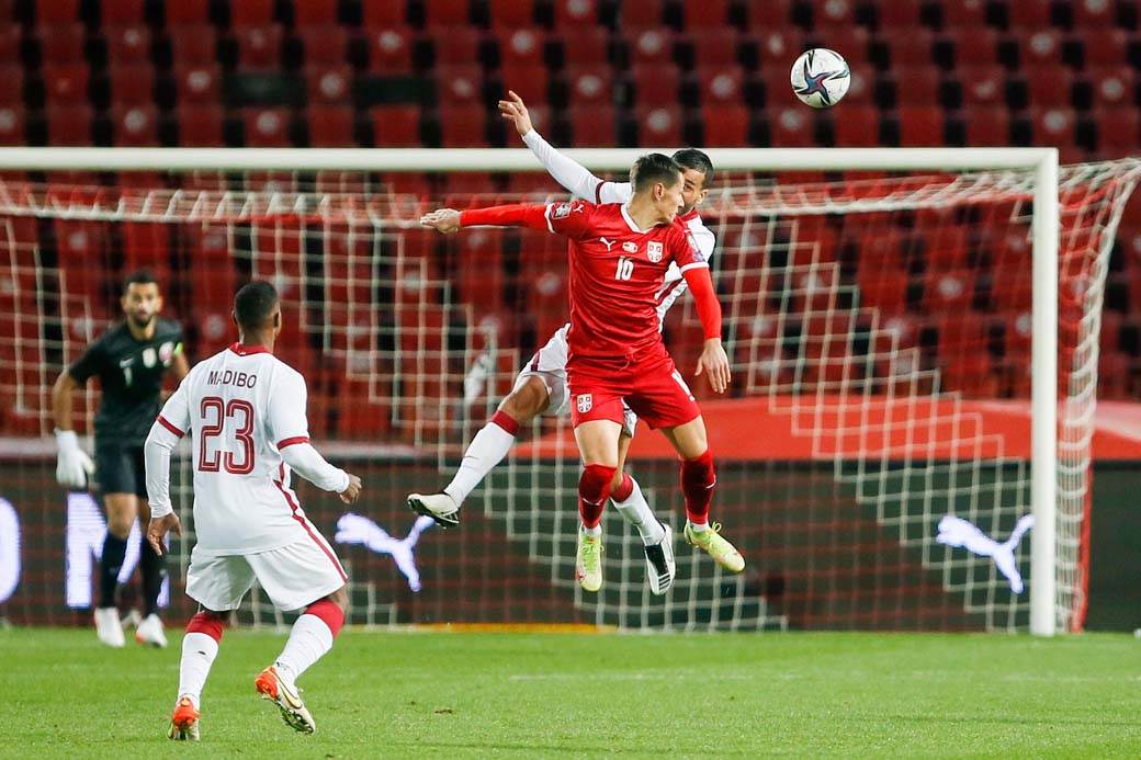 Prazan stadion na Srbija Katar 