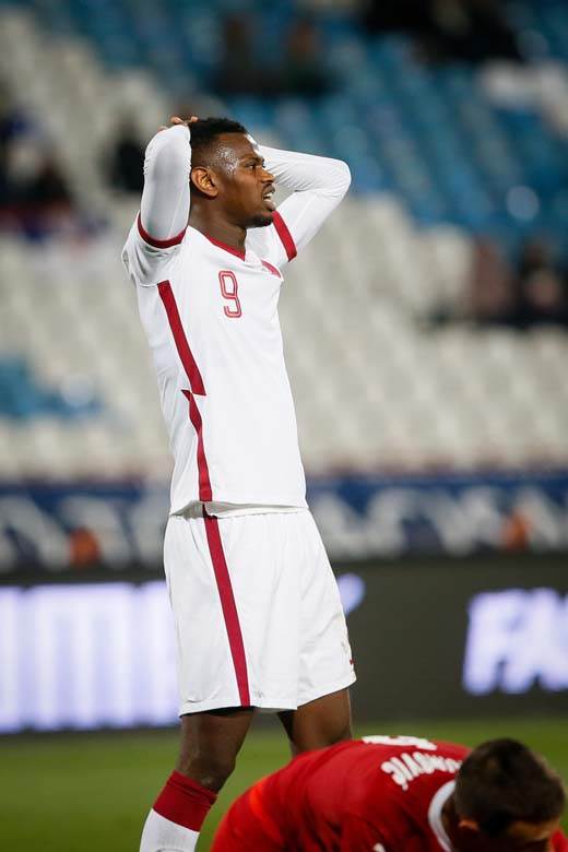 Prazan stadion na Srbija Katar 