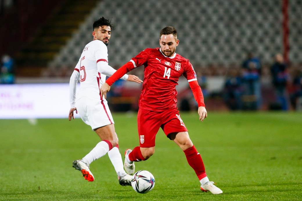 Prazan stadion na Srbija Katar 