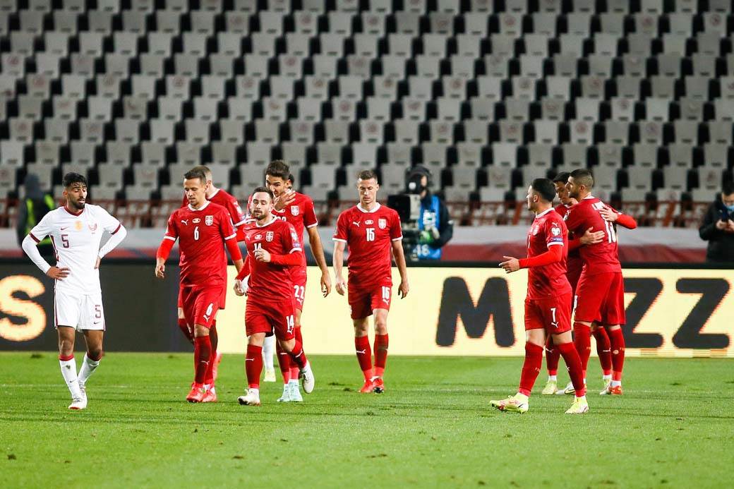 Prazan stadion na Srbija Katar 