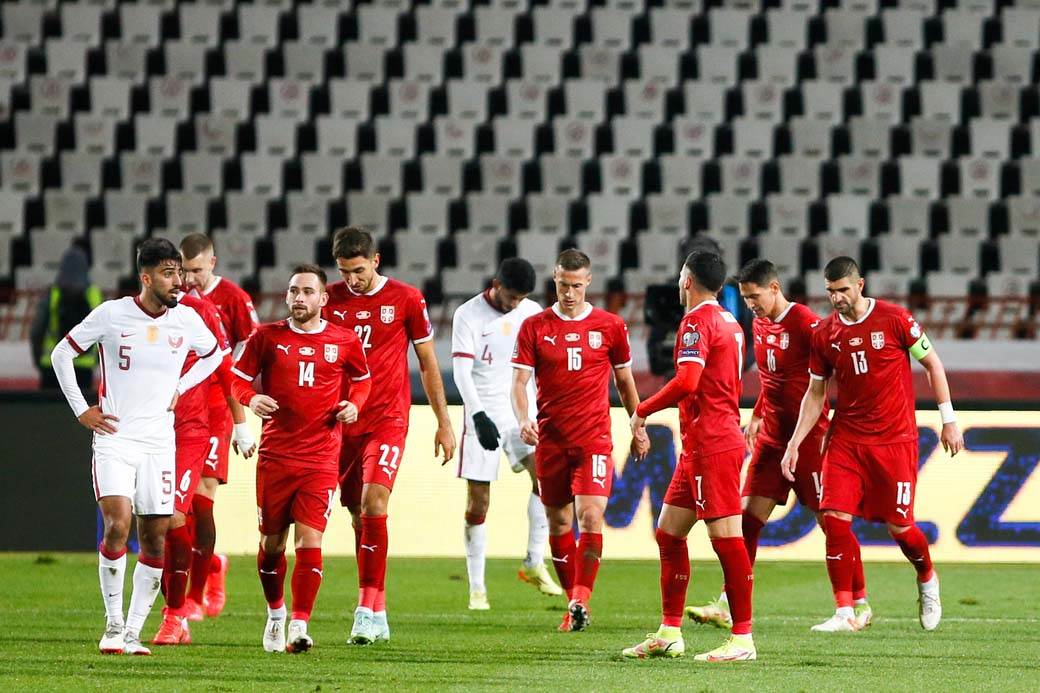 Prazan stadion na Srbija Katar 