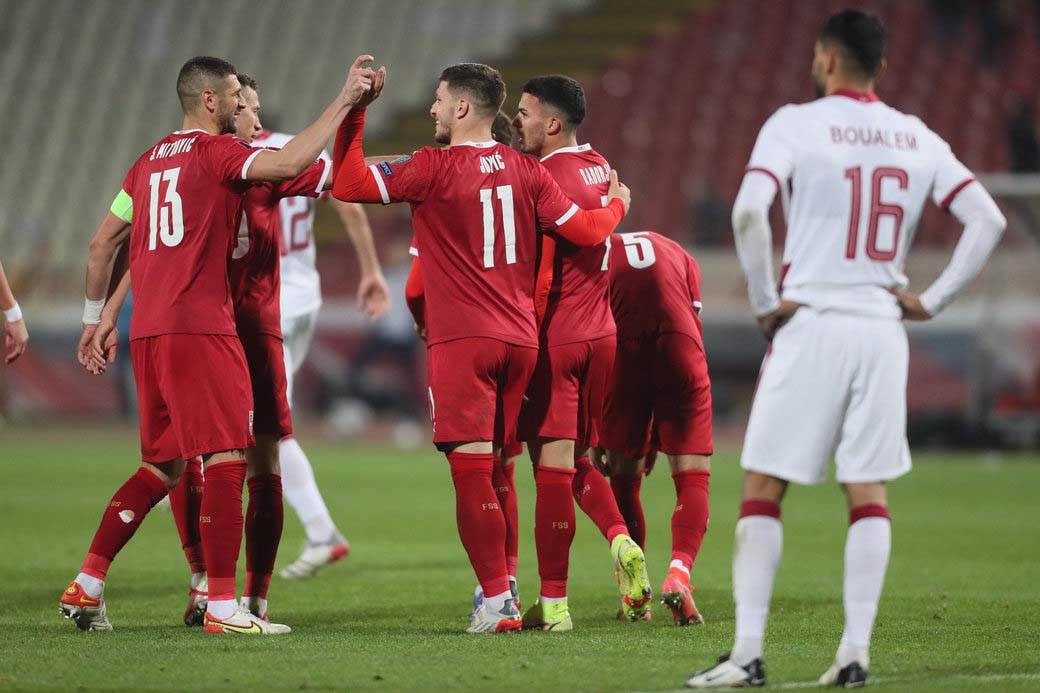 Prazan stadion na Srbija Katar 