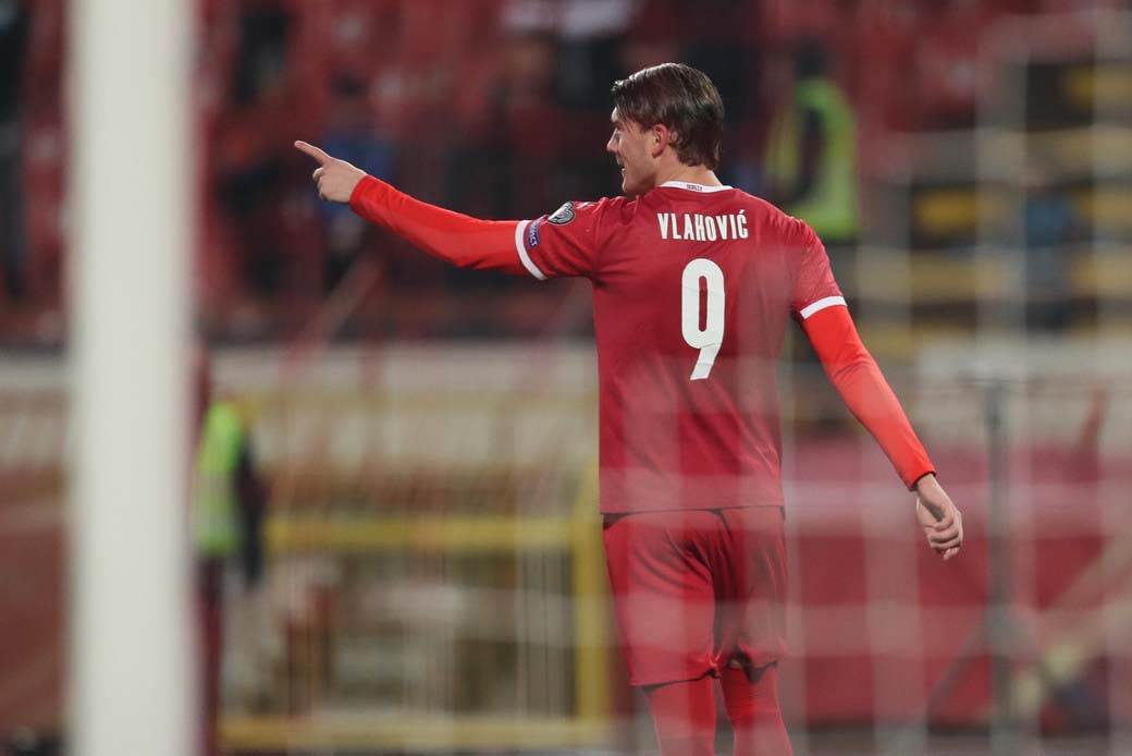 Prazan stadion na Srbija Katar 