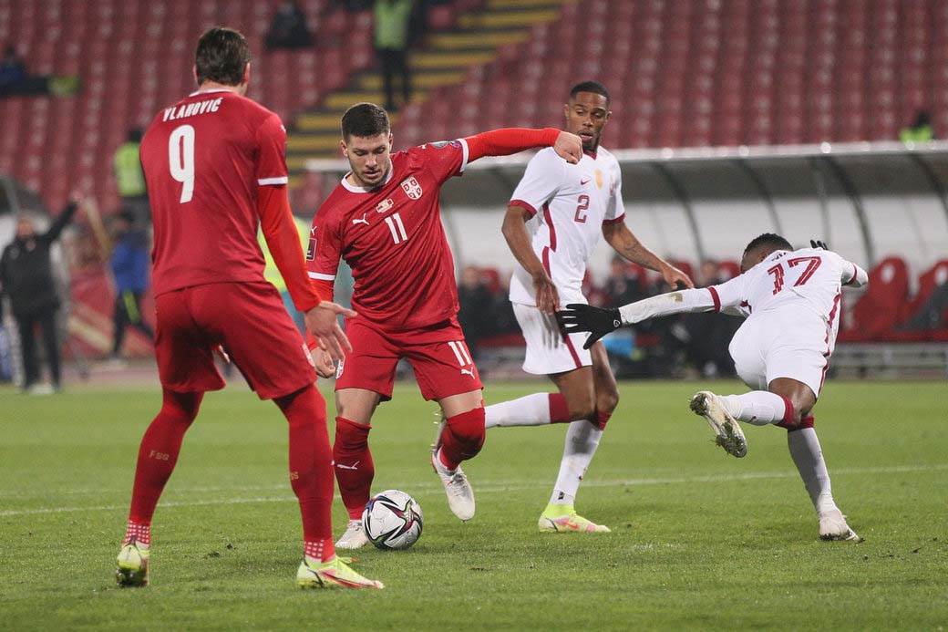 Prazan stadion na Srbija Katar 