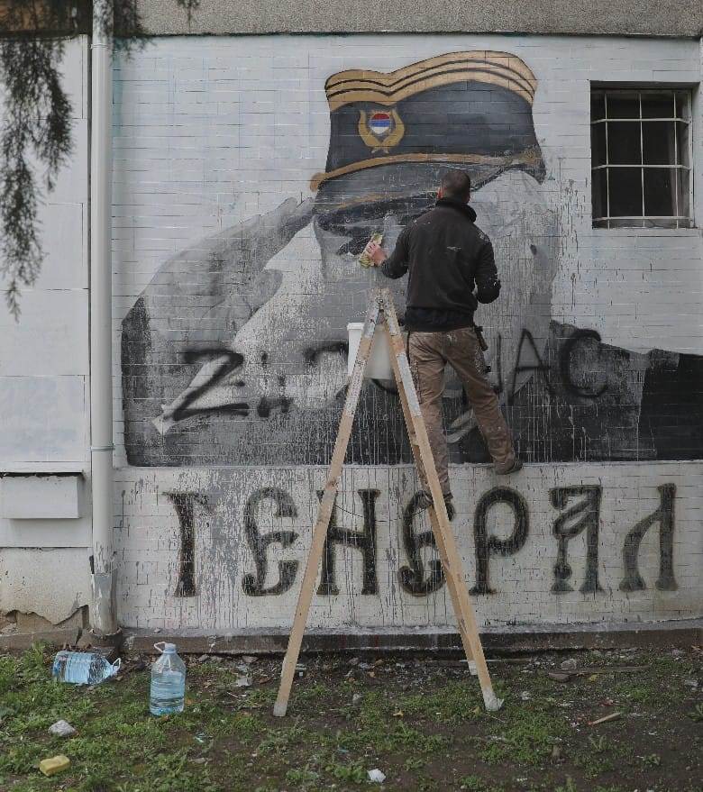 Čišćenje murala Ratku Mladiću, Novi Beograd (3).jpeg