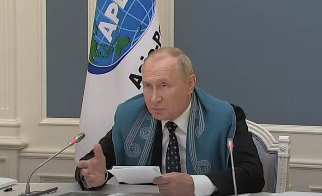 Vladimir Putin narodna nošnja 1.jpg