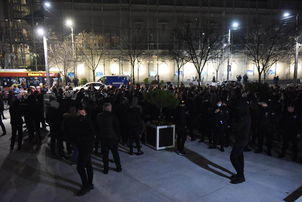 protest mural mora pasti 2.jpg