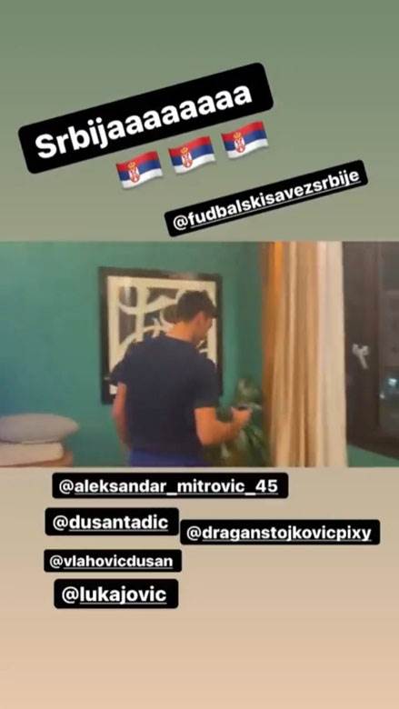 novak đoković proslava pobede fudbalere srbije 4.jpg