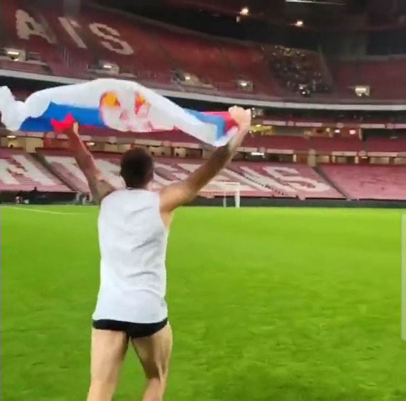 Aleksandar Mitrović slavi pobedu Srbije u gaćama