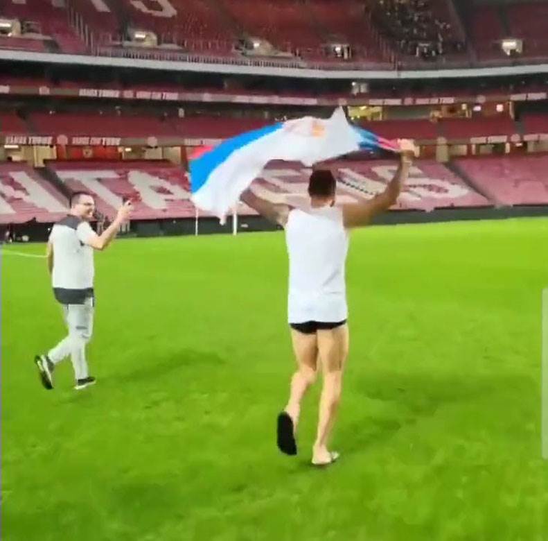 Aleksandar Mitrović slavi pobedu Srbije u gaćama