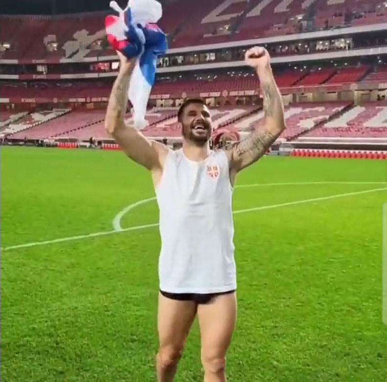 Aleksandar Mitrović slavi pobedu Srbije u gaćama
