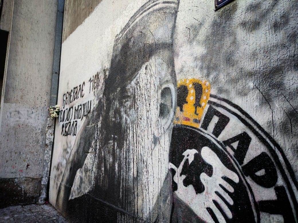 Bačena farba na spomen ploču Ratku Mladiću u Sarajevu