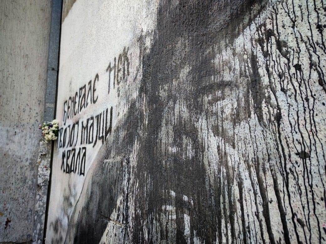 Bačena farba na spomen ploču Ratku Mladiću u Sarajevu