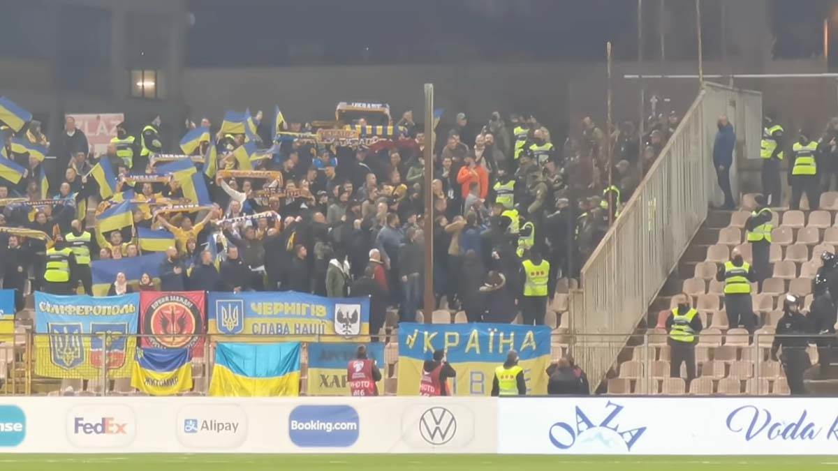 Guranje navijača Ukrajine s policijom (1).jpg