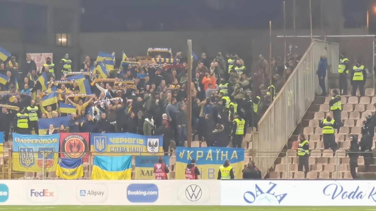 Guranje navijača Ukrajine s policijom (2).jpg