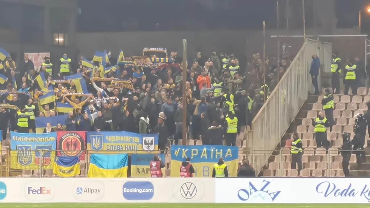 Guranje navijača Ukrajine s policijom (3).jpg