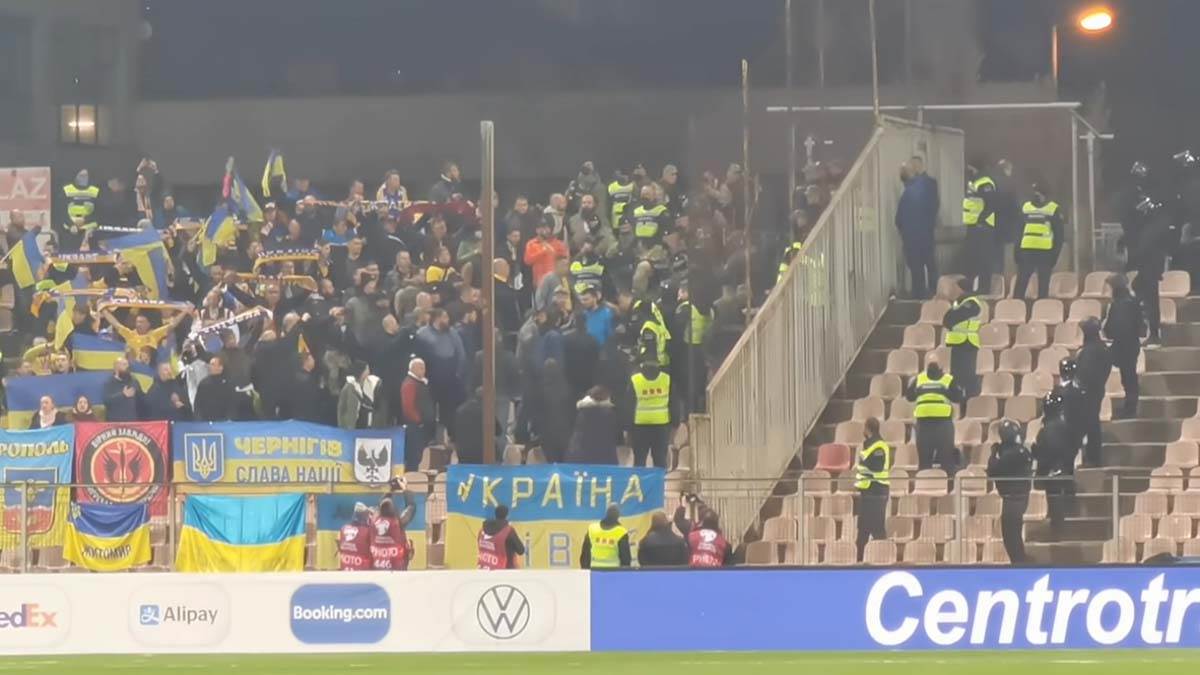 Guranje navijača Ukrajine s policijom (4).jpg