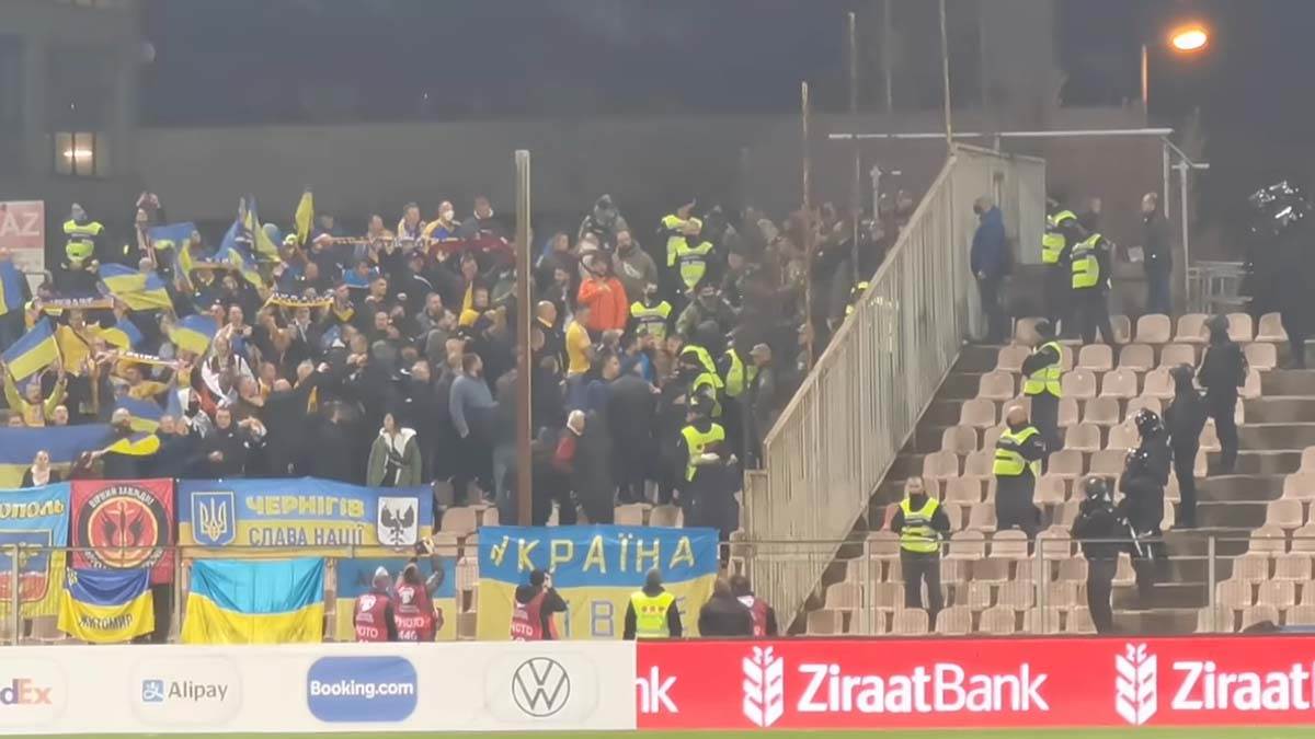 Guranje navijača Ukrajine s policijom (5).jpg