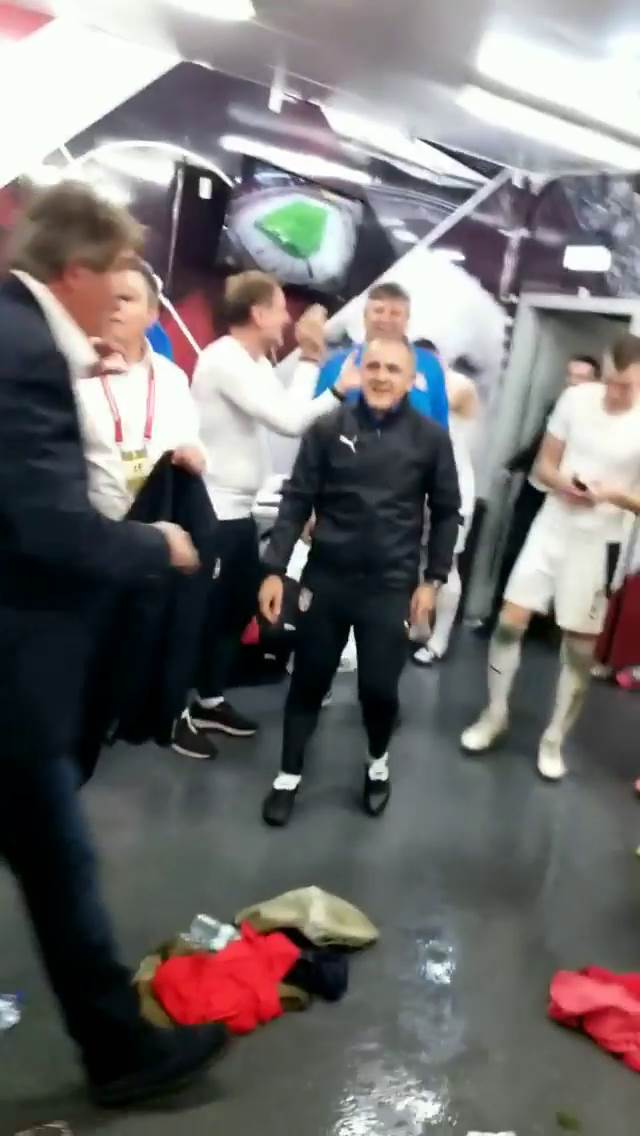 Slavlje u svlacionici (54).png