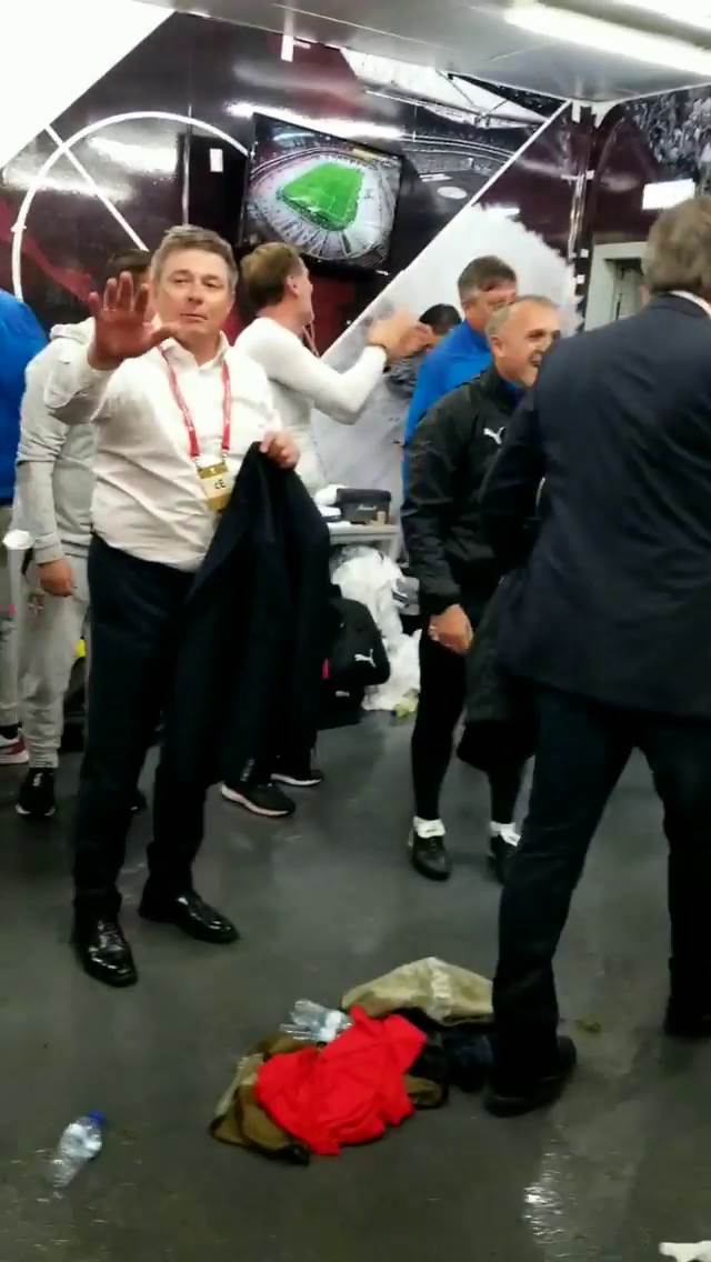 Slavlje u svlacionici (55).png