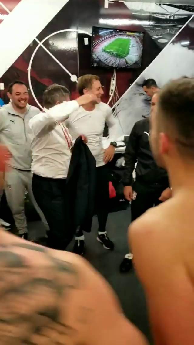 Slavlje u svlacionici (57).png