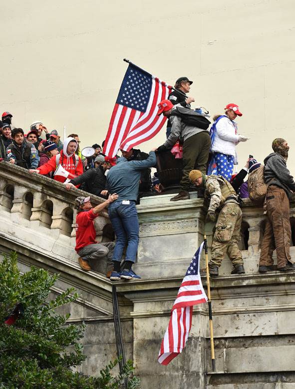 Protesti Amerika Kapitol (2).jpg