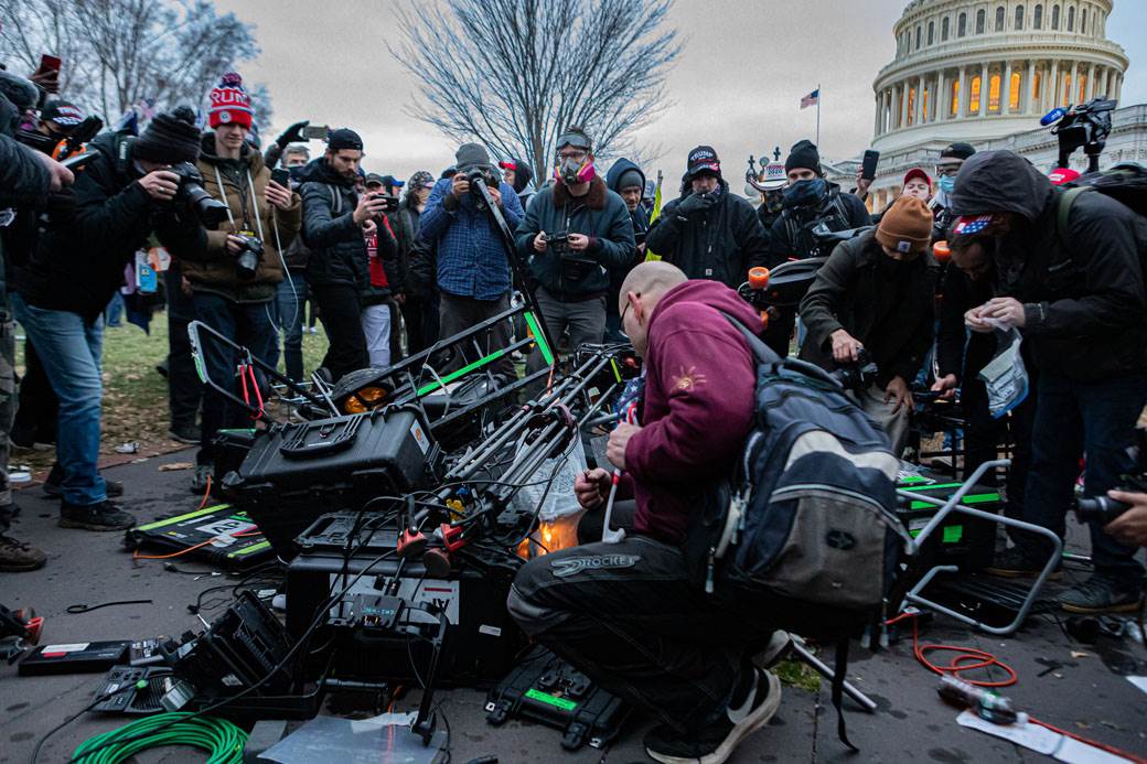 Protesti Amerika Kapitol (7).jpg