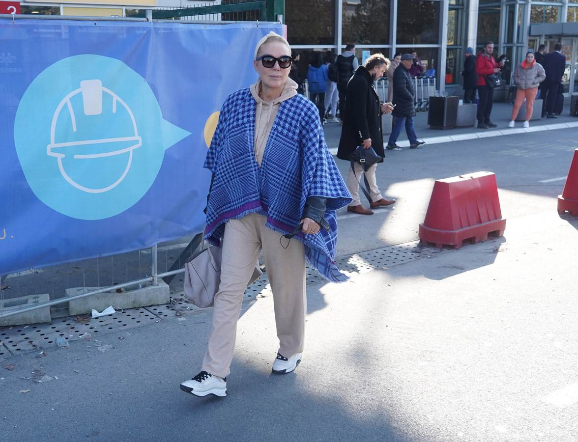 Lepa Brena, Aerodrom (2).jpg