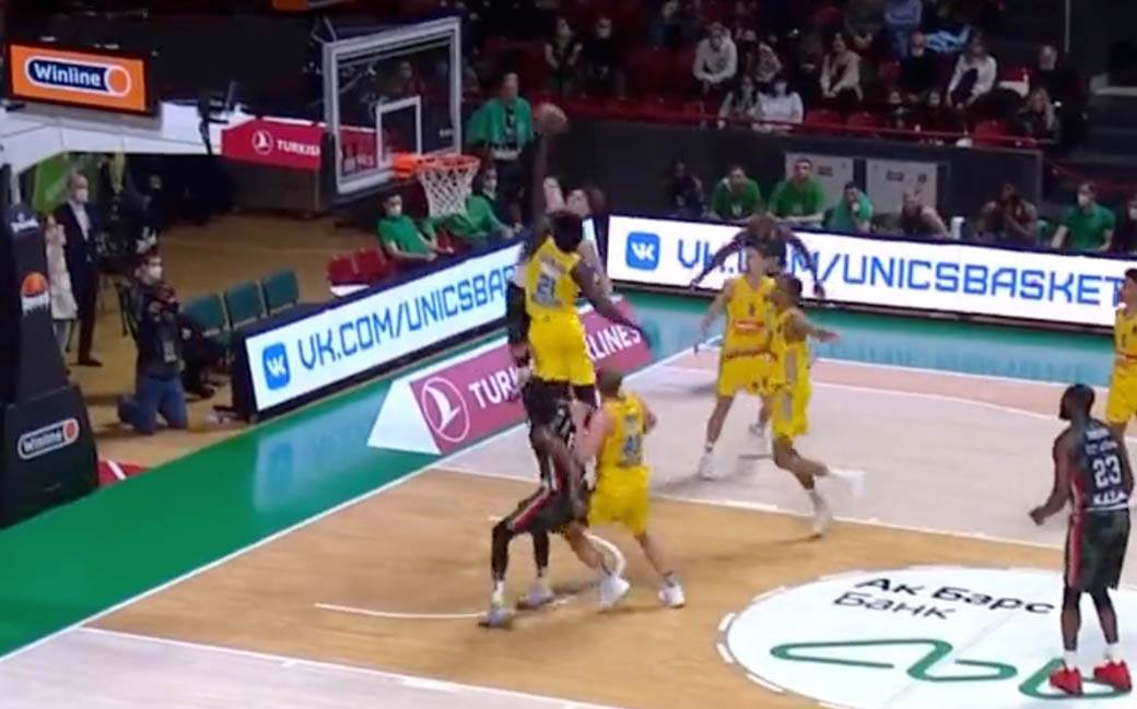 Mario Hezonja zakucavanje 1.jpg