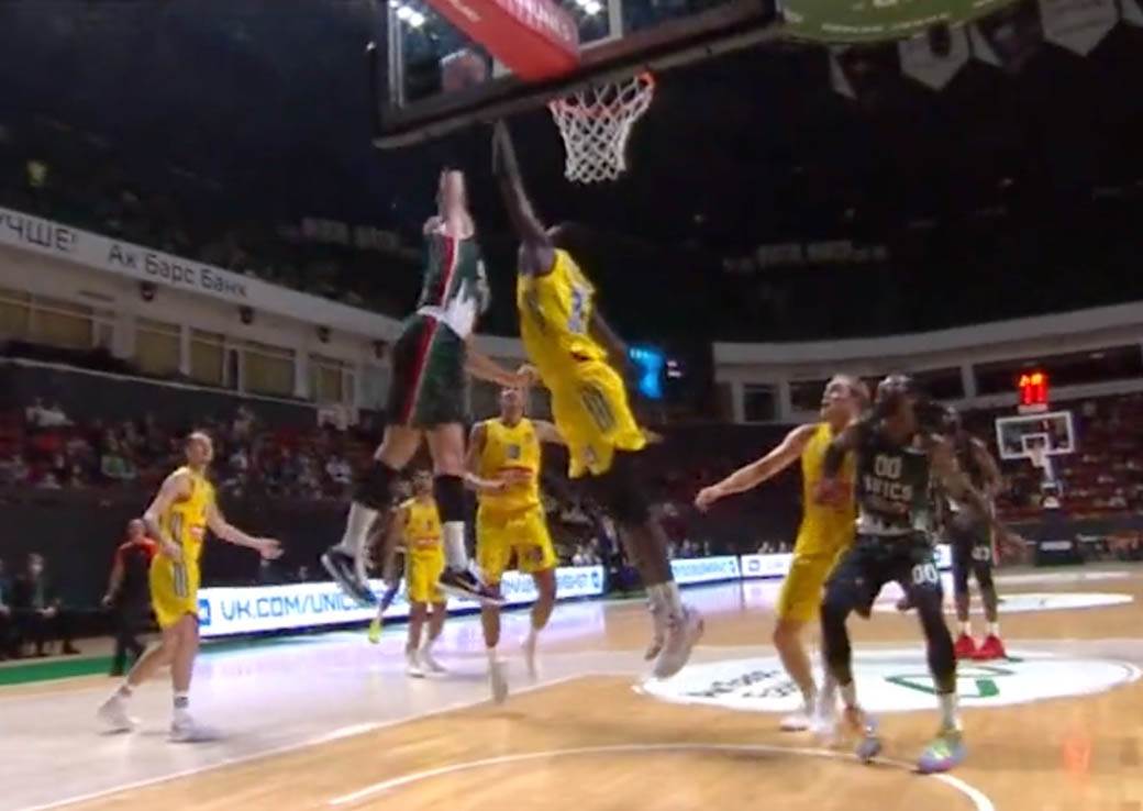 Mario Hezonja zakucavanje 5.jpg