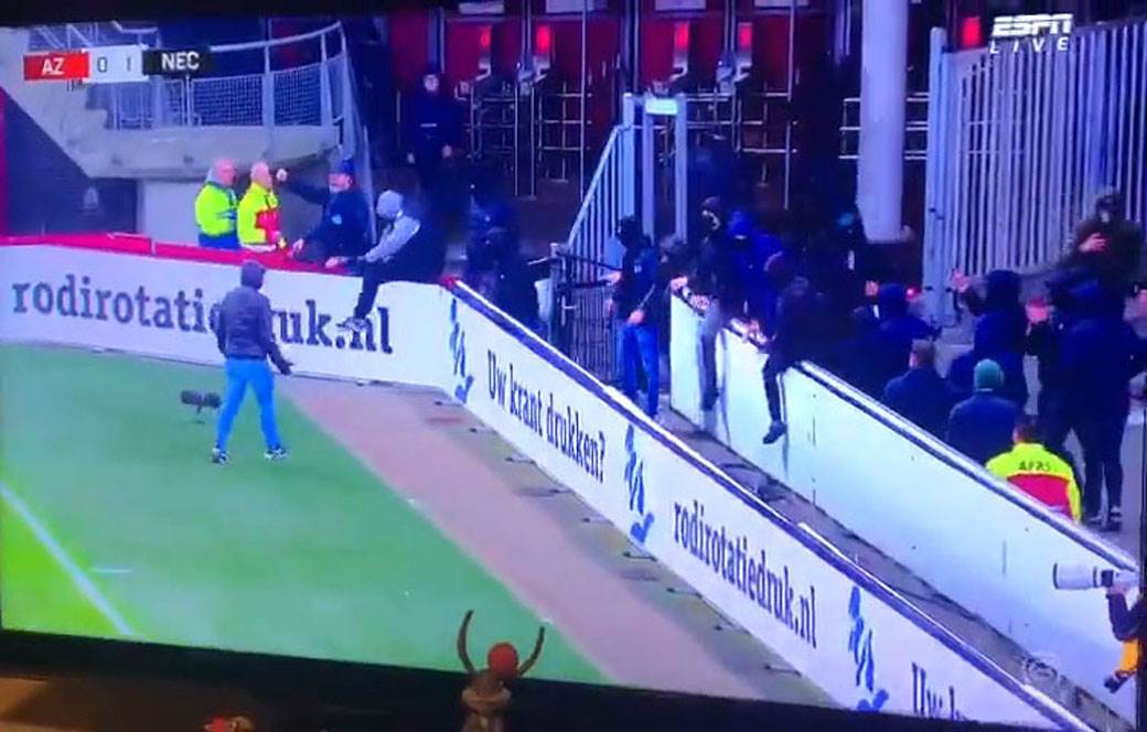 navijači na terenu 2.jpg