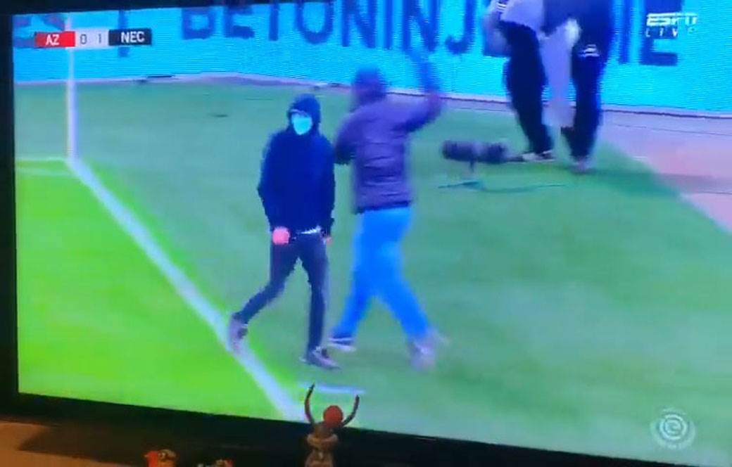 navijači na terenu 4.jpg