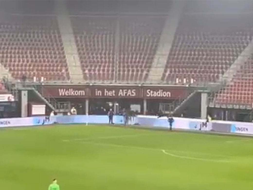 navijači na terenu 1.jpg