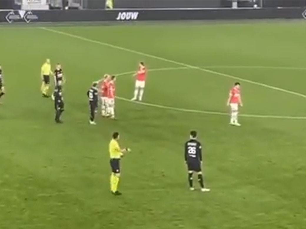 navijači na terenu 2.jpg