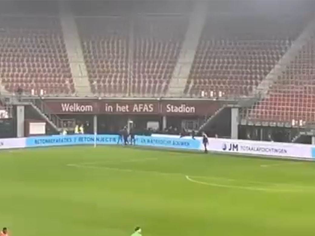 navijači na terenu 3.jpg