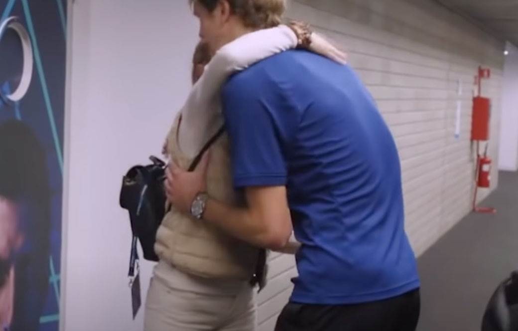 Jelena Đoković čestita Zverevu 2.jpg