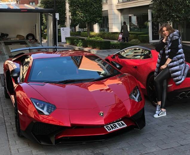Darija Radionova ukrasila lamborginija kristalima