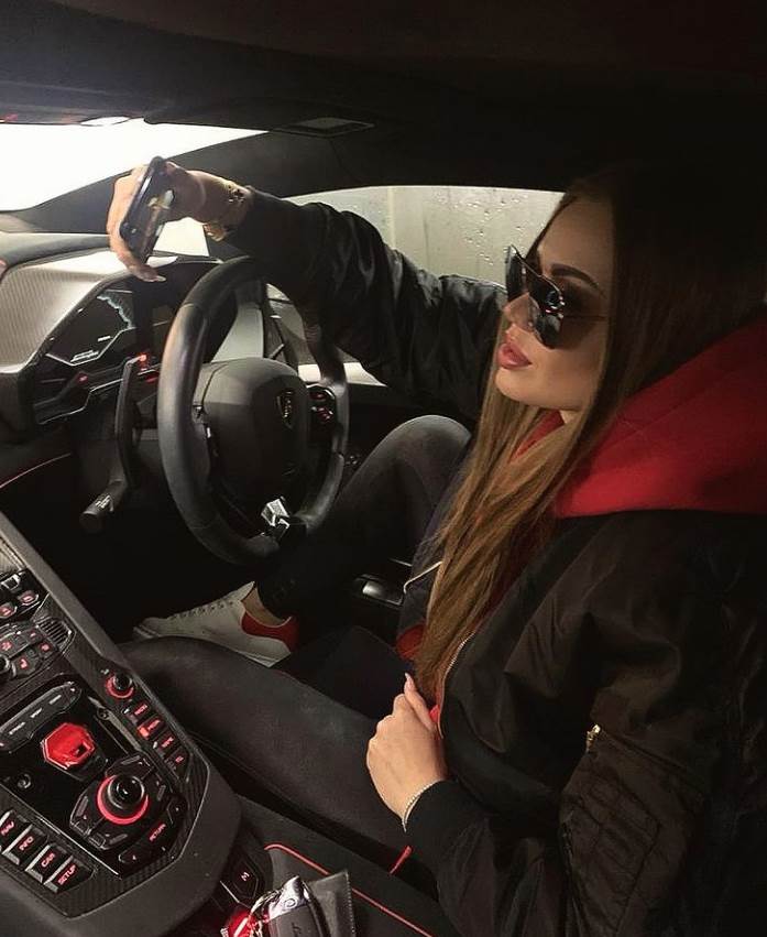 Darija Radionova ukrasila lamborginija kristalima