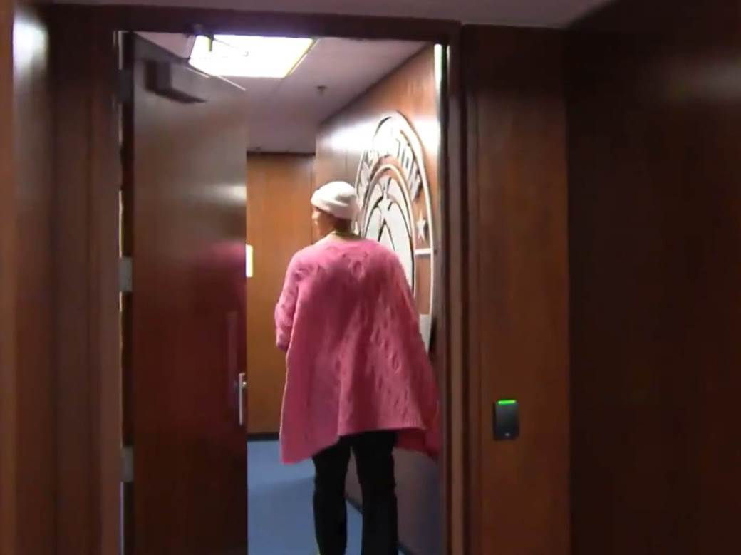 Kajl Kuzma džemper odeća.jpg