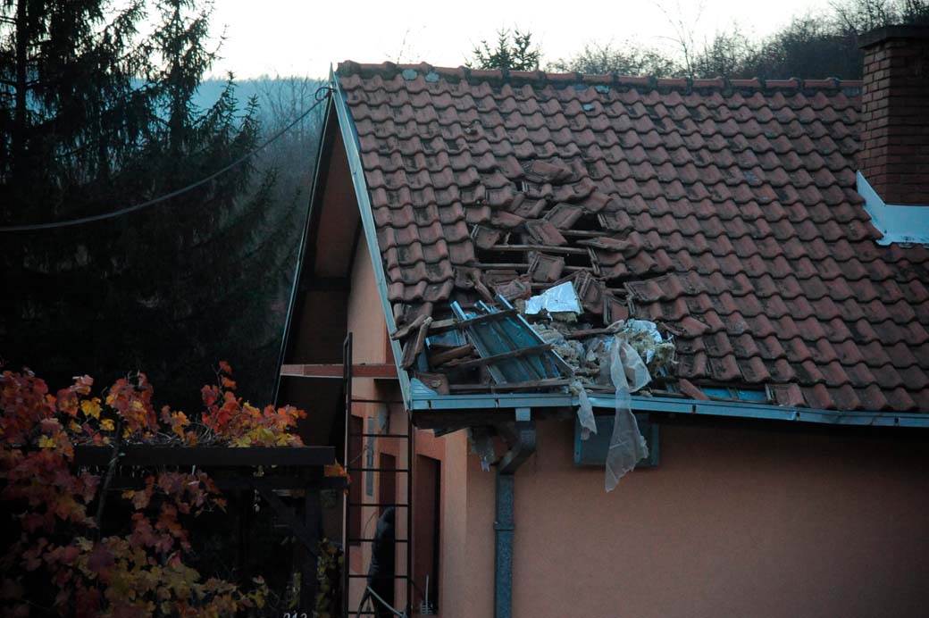 Geler pogodio kuću leštane eksplozija (1).jpg