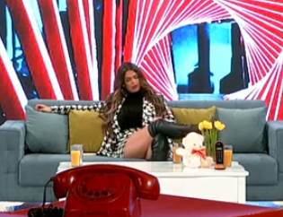 Rialda u mini suknji u emisiji