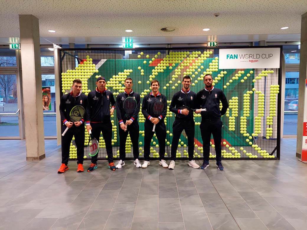 Novak Đoković od loptica (3).jpg