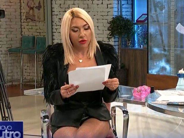 Jovana Jeremić drži glavicu luka na stolu