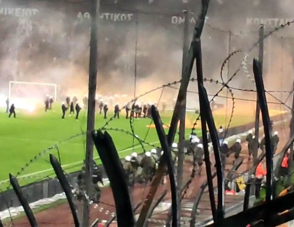 Navijači PAOK-a prekinuli derbi Soluna