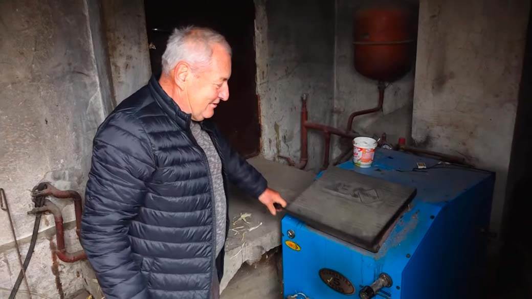 Aleksić sprema ogrev za zimu (2).jpg