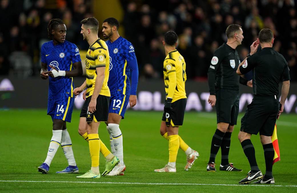 Prekid meča Votford Čelsi navijaču pozlilo